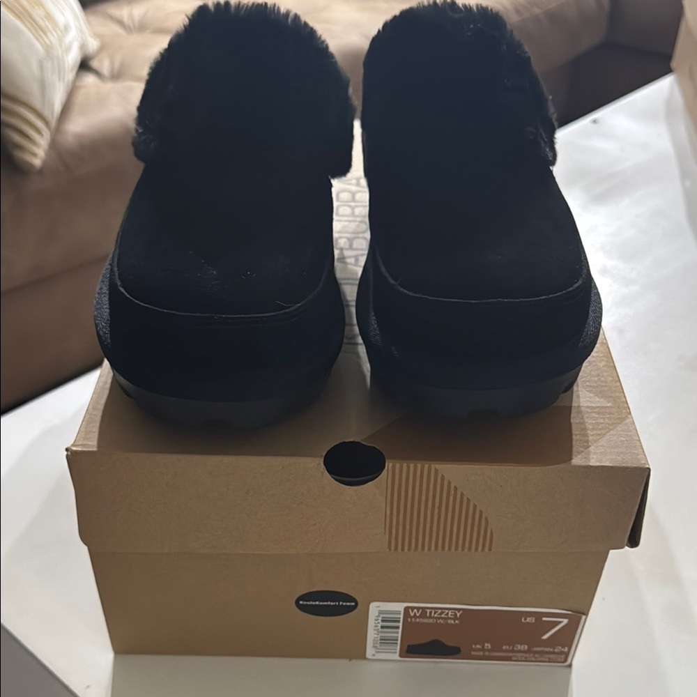 Koolaburra Black Slippers Cozy Comfort